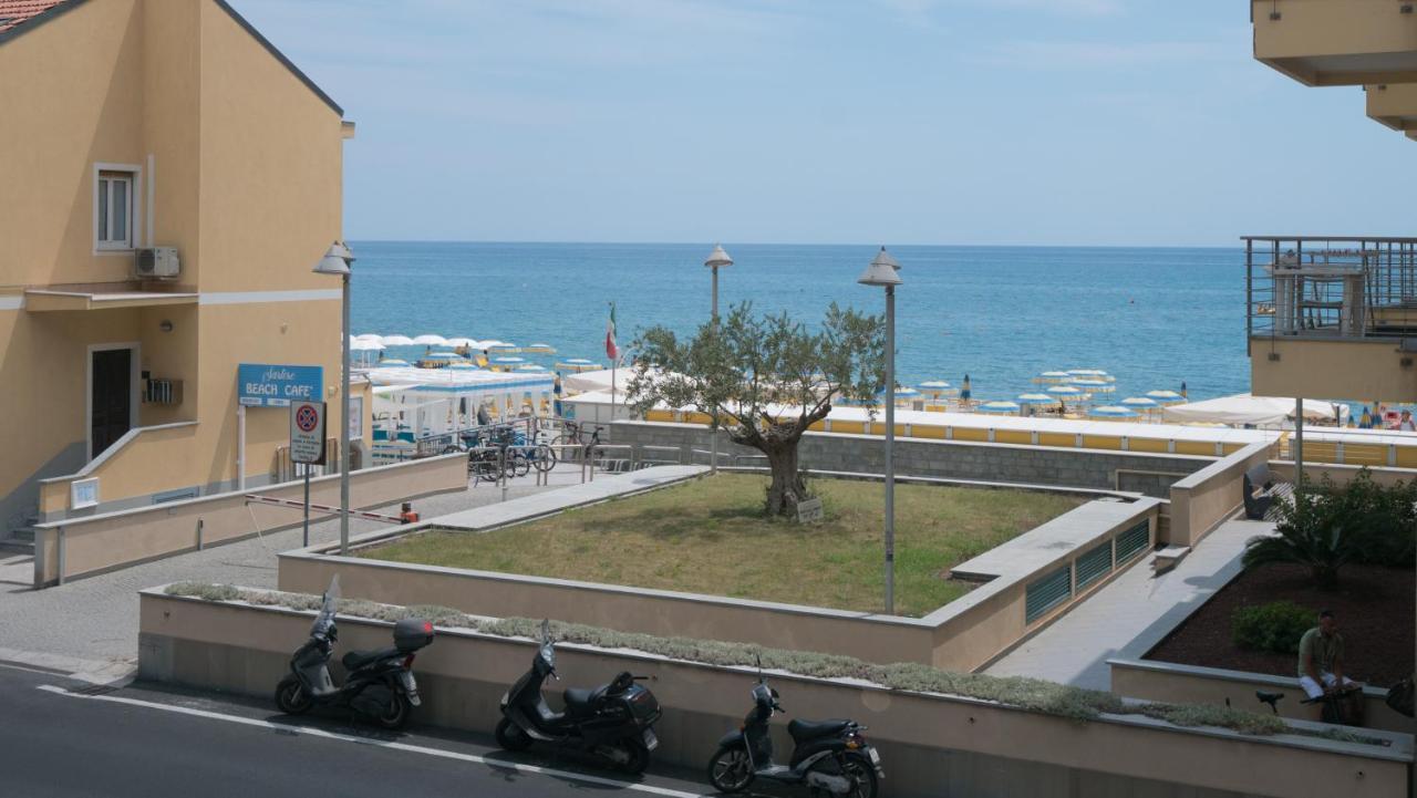 Babyaccommodation Family Experience IV Pietra Ligure Buitenkant foto